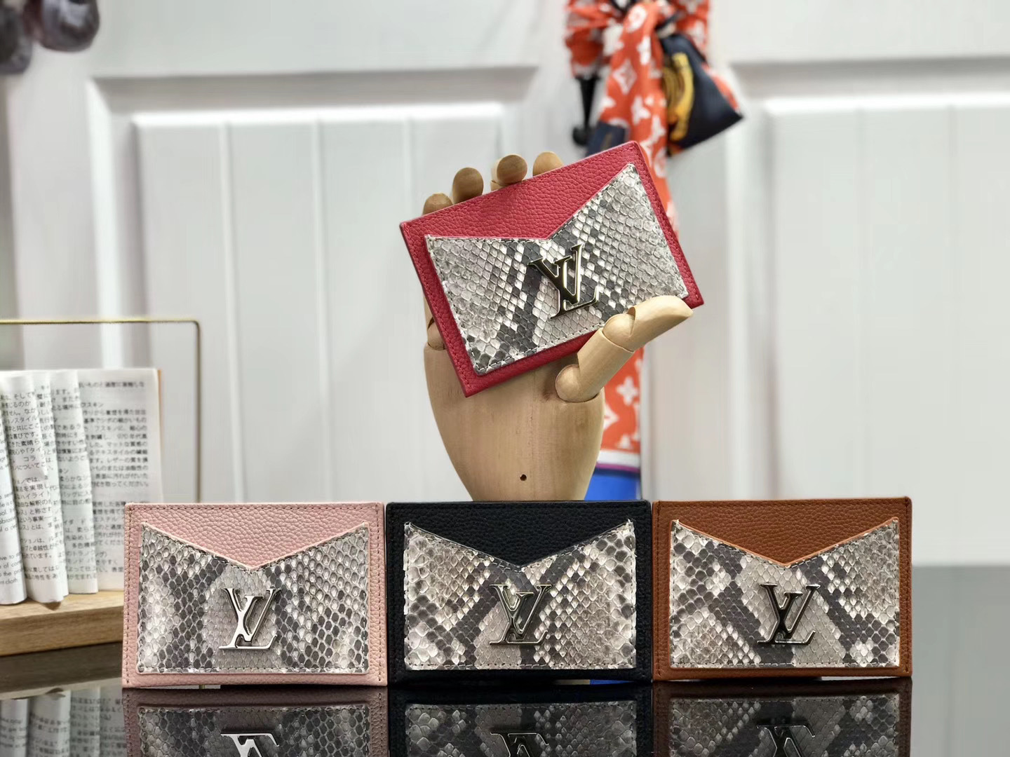 LV LOCKME CARD HOLDER N97001