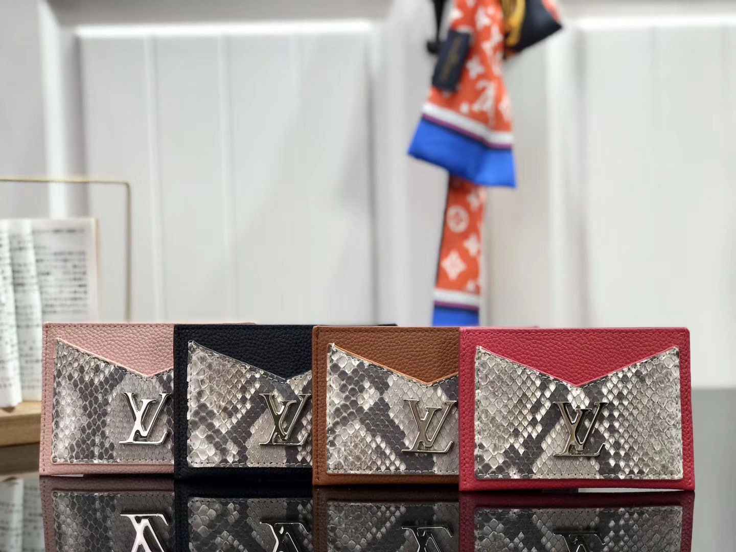 LV LOCKME CARD HOLDER N97001