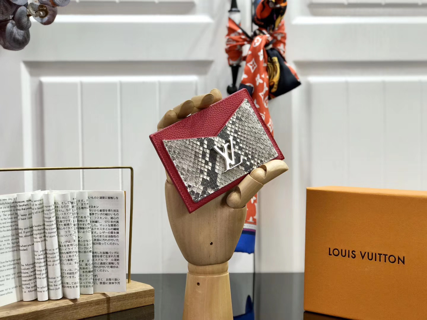 LV LOCKME CARD HOLDER N97001