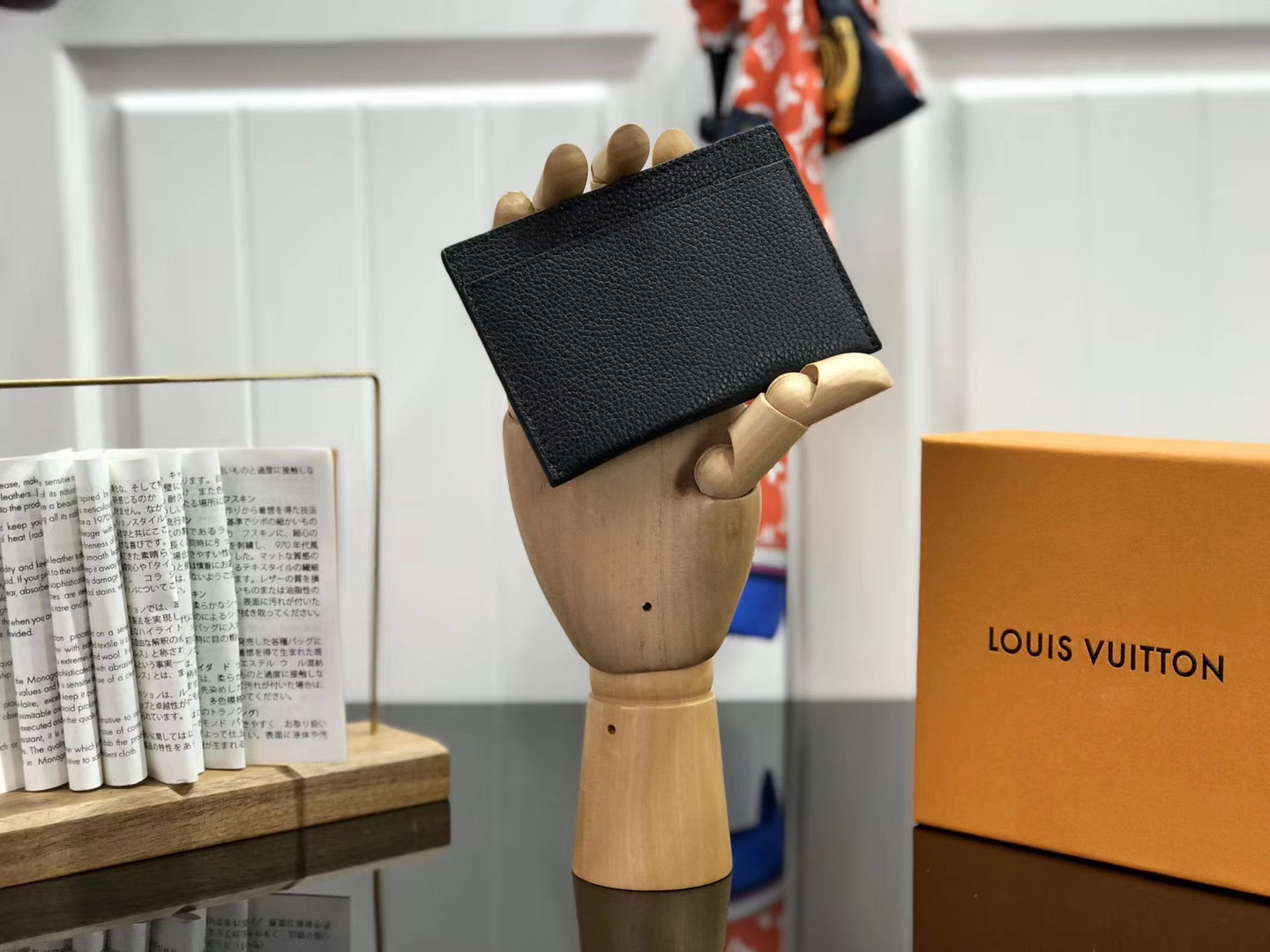 LV LOCKME CARD HOLDER N97001