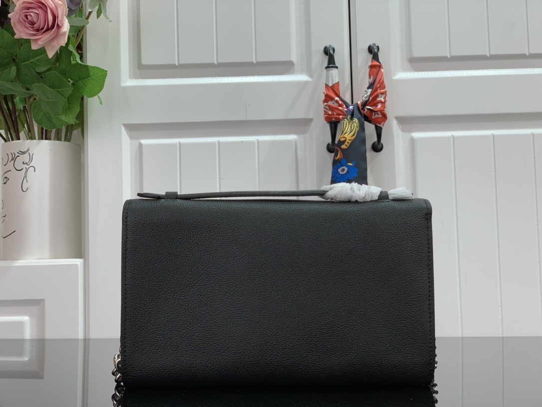 LV LOCKME CLUTCH M56087