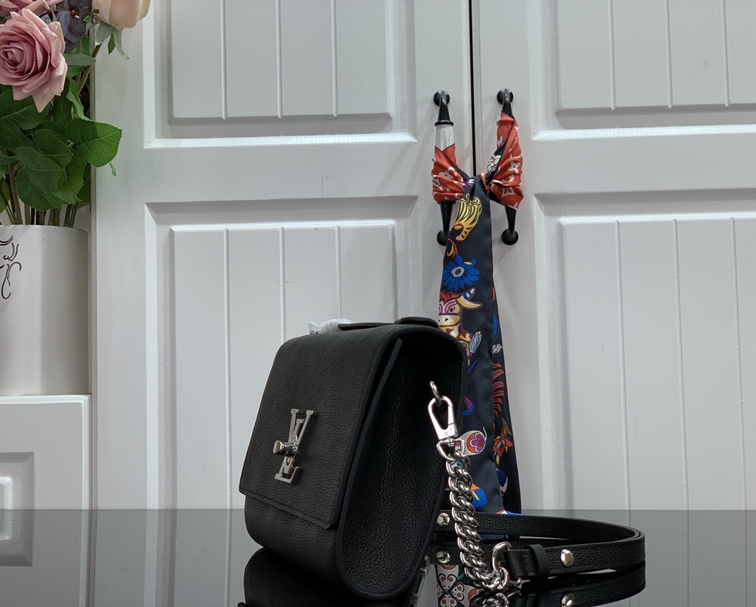 LV LOCKME CLUTCH M56087