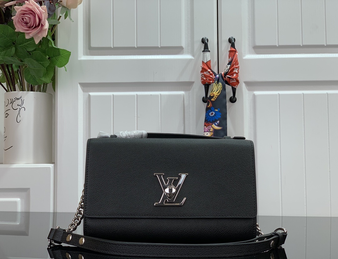 LV LOCKME CLUTCH M56087