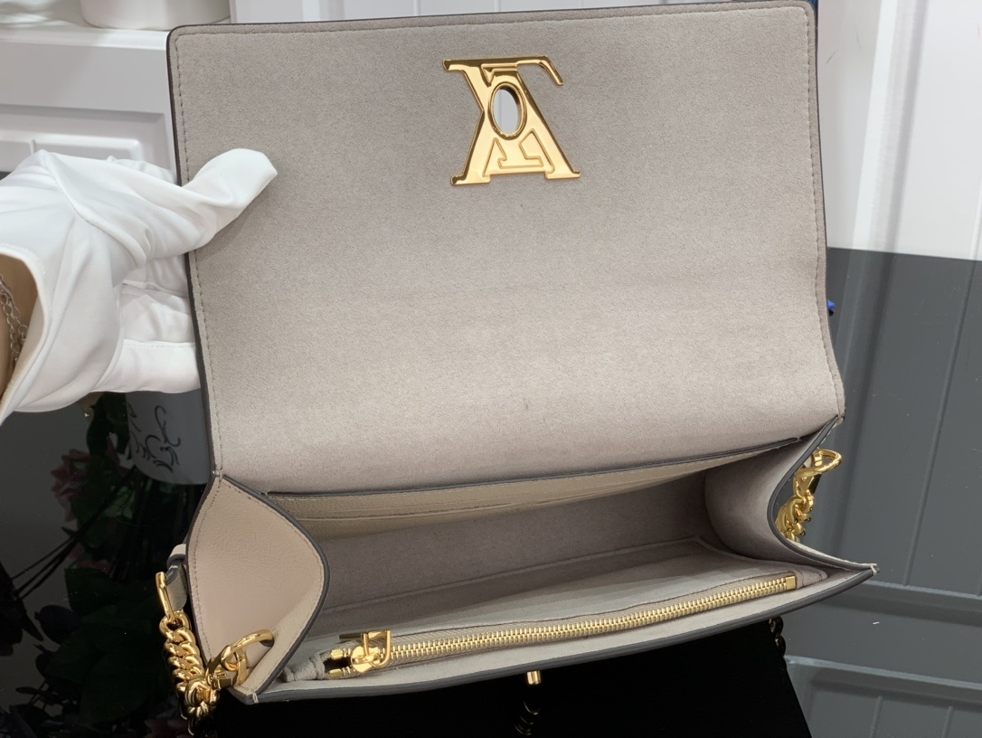 LV LOCKME CLUTCH M56087