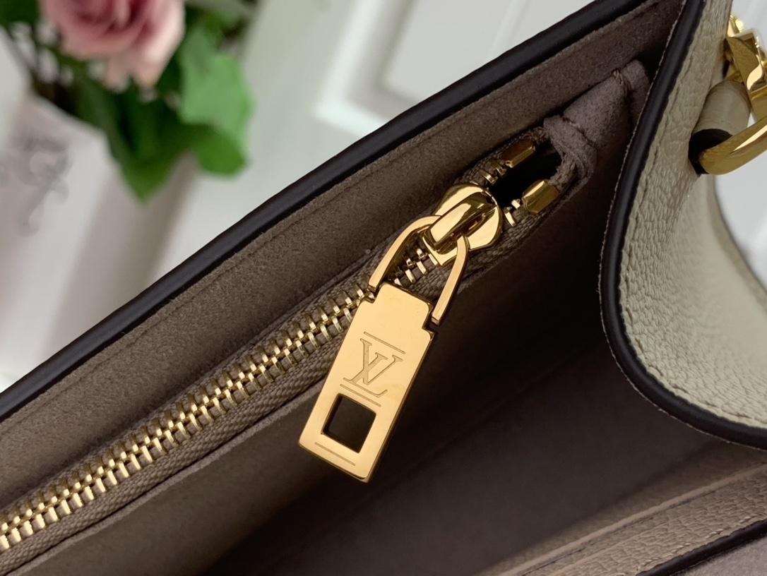 LV LOCKME CLUTCH M56087