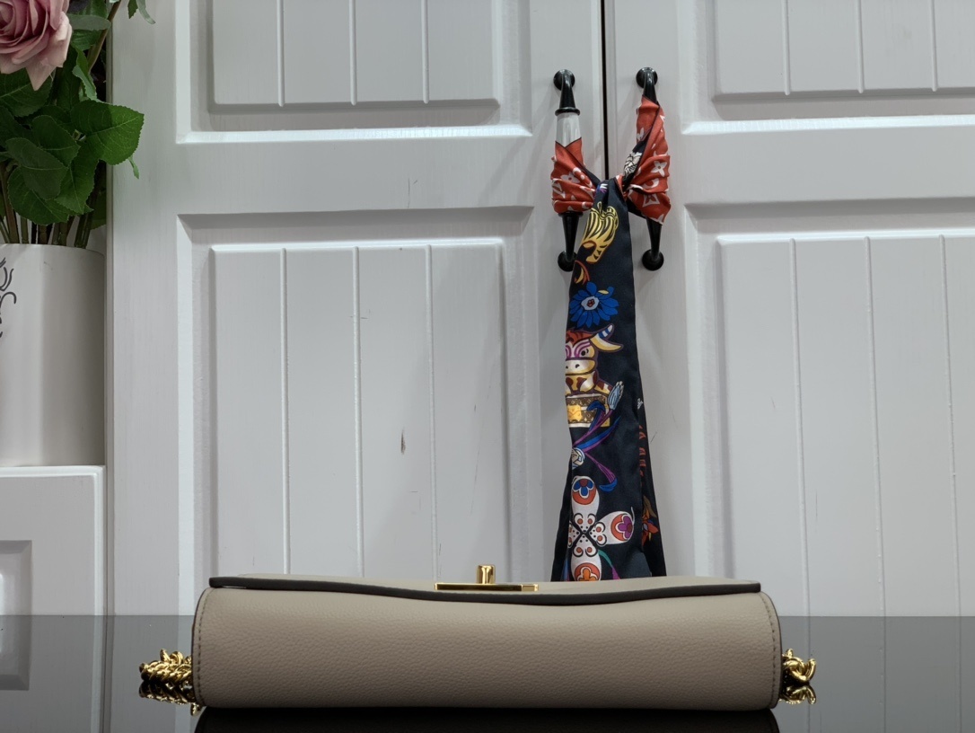 LV LOCKME CLUTCH M56087
