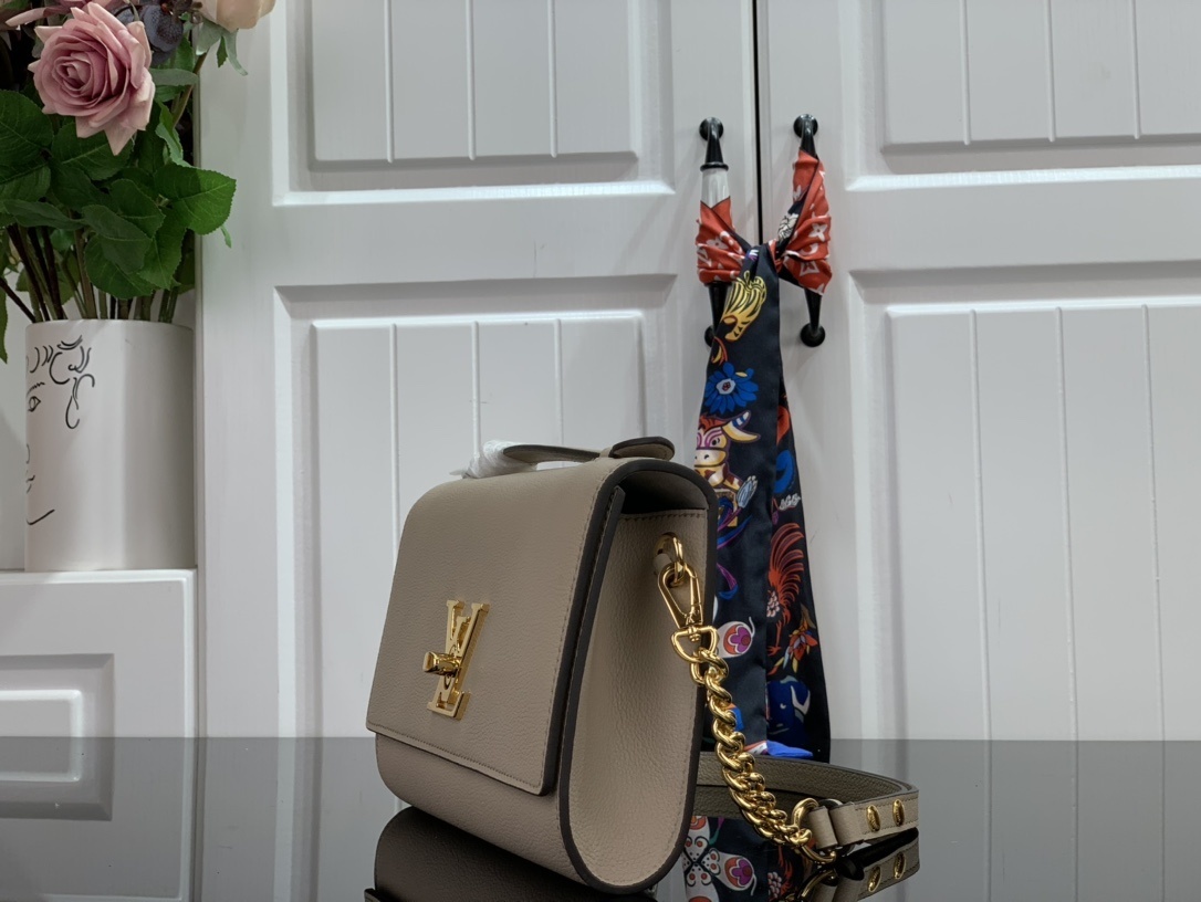 LV LOCKME CLUTCH M56087