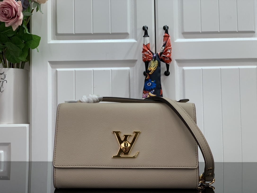 LV LOCKME CLUTCH M56087