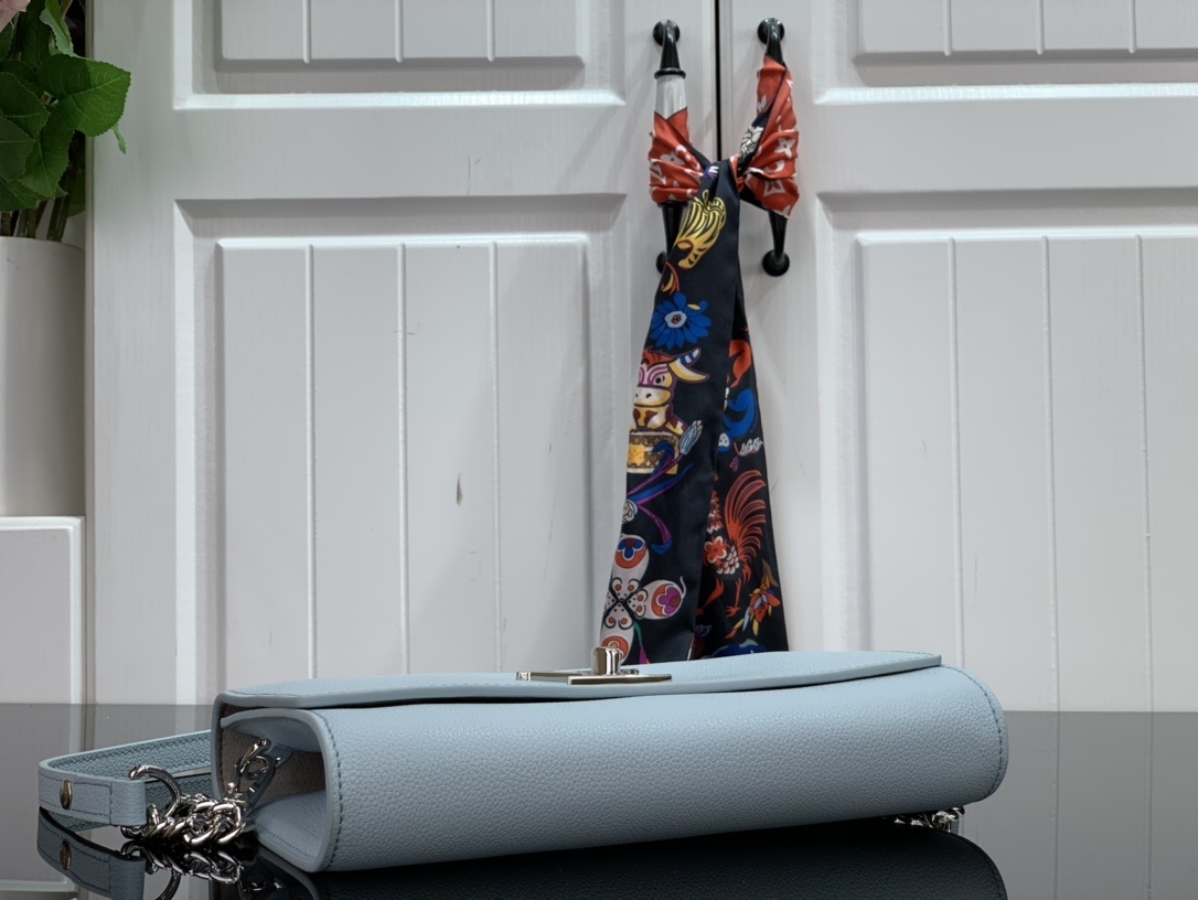 LV LOCKME CLUTCH M56087