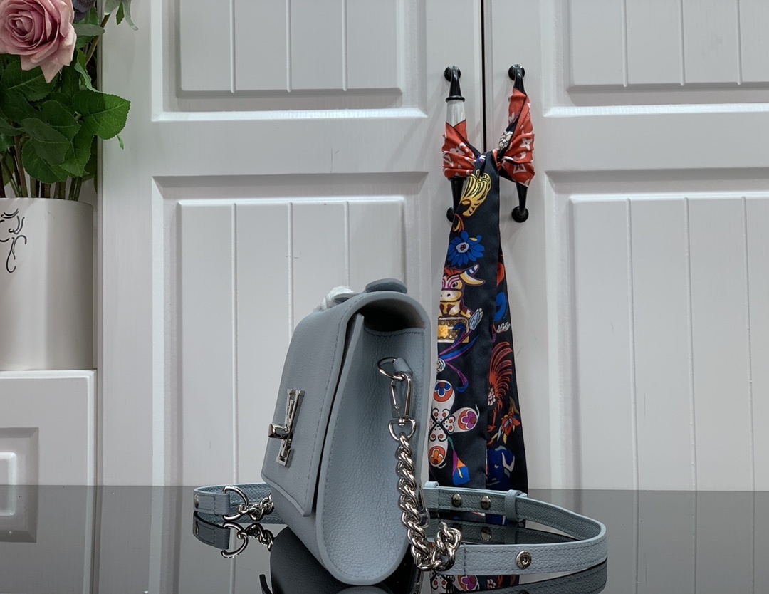 LV LOCKME CLUTCH M56087