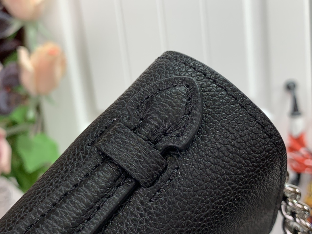 LV LOCKME CLUTCH M56087