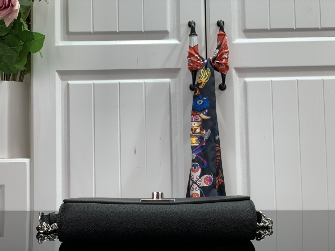 LV LOCKME CLUTCH M56087