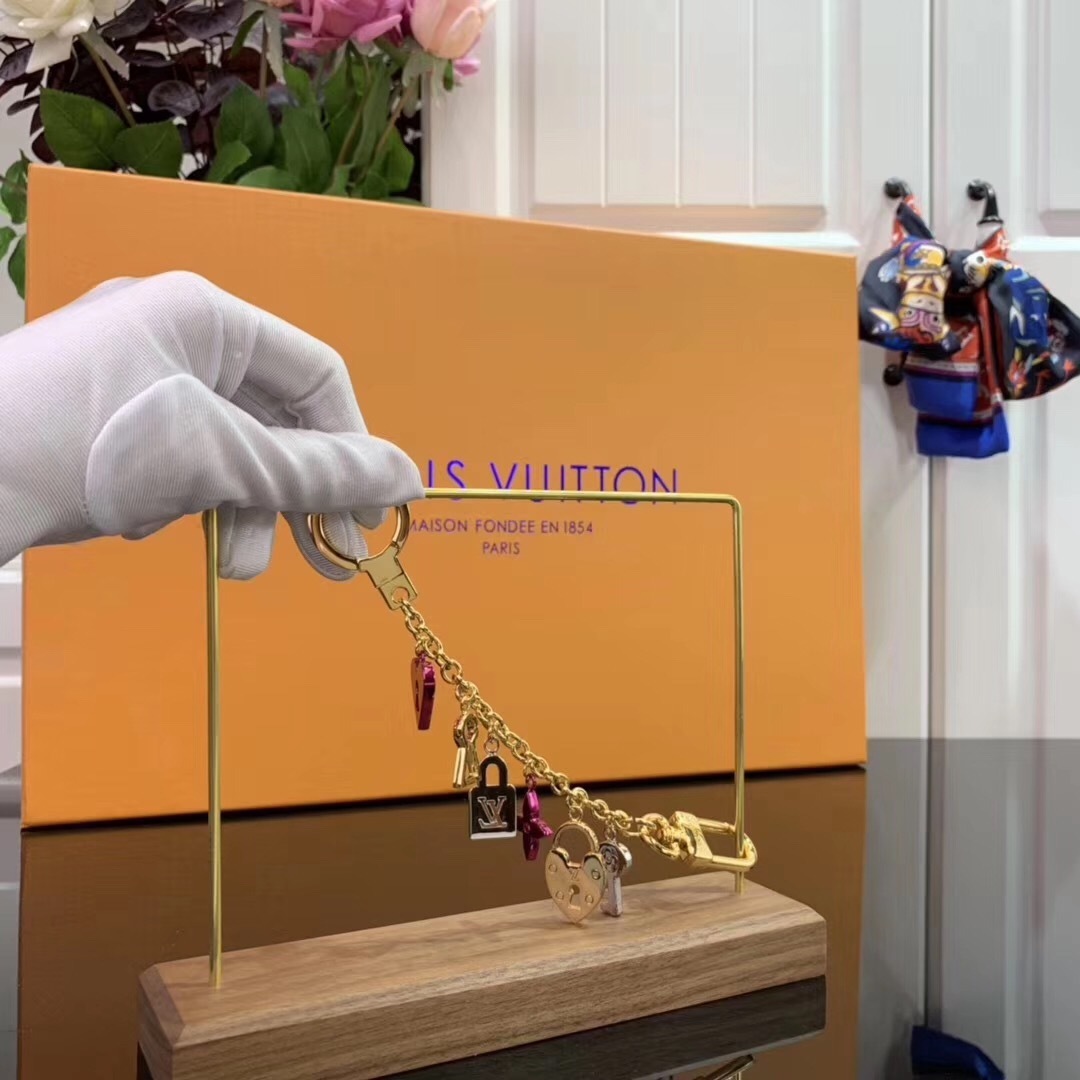 LV LOVE LOCK HEART AND KEYS CHAIN BAG CHARM AND KEY HOLDER M67437