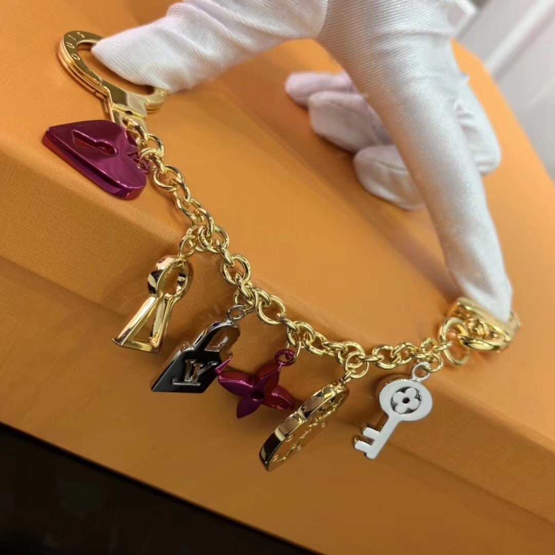 LV LOVE LOCK HEART AND KEYS CHAIN BAG CHARM AND KEY HOLDER M67437