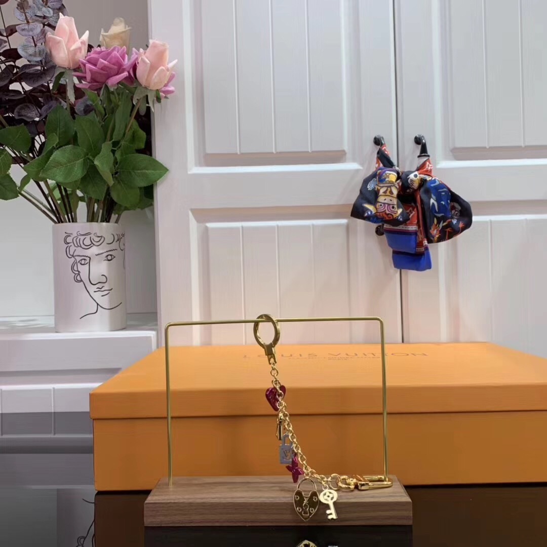LV LOVE LOCK HEART AND KEYS CHAIN BAG CHARM AND KEY HOLDER M67437
