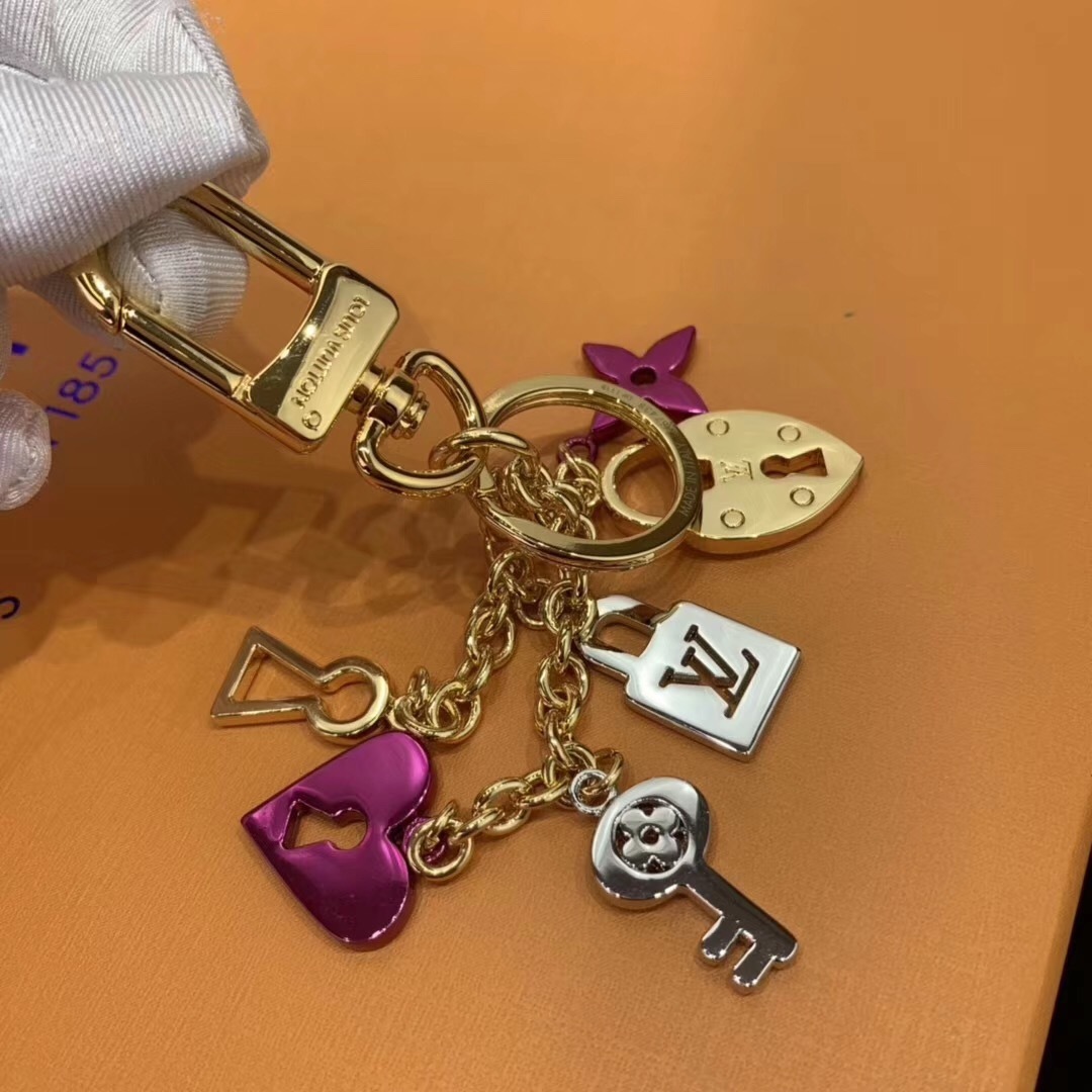 LV LOVE LOCK HEART AND KEYS CHAIN BAG CHARM AND KEY HOLDER M67438