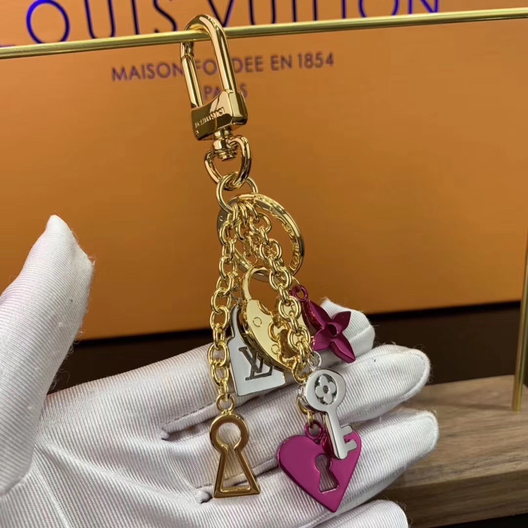 LV LOVE LOCK HEART AND KEYS CHAIN BAG CHARM AND KEY HOLDER M67438