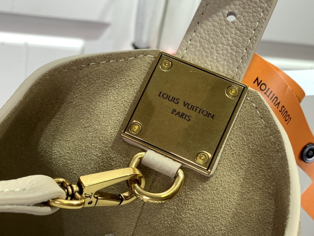 LV Low Key Hobo M24856