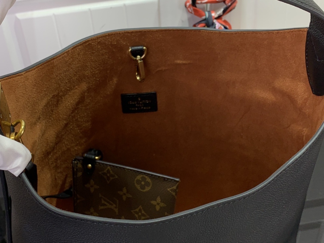 LV Low Key Hobo M24856A