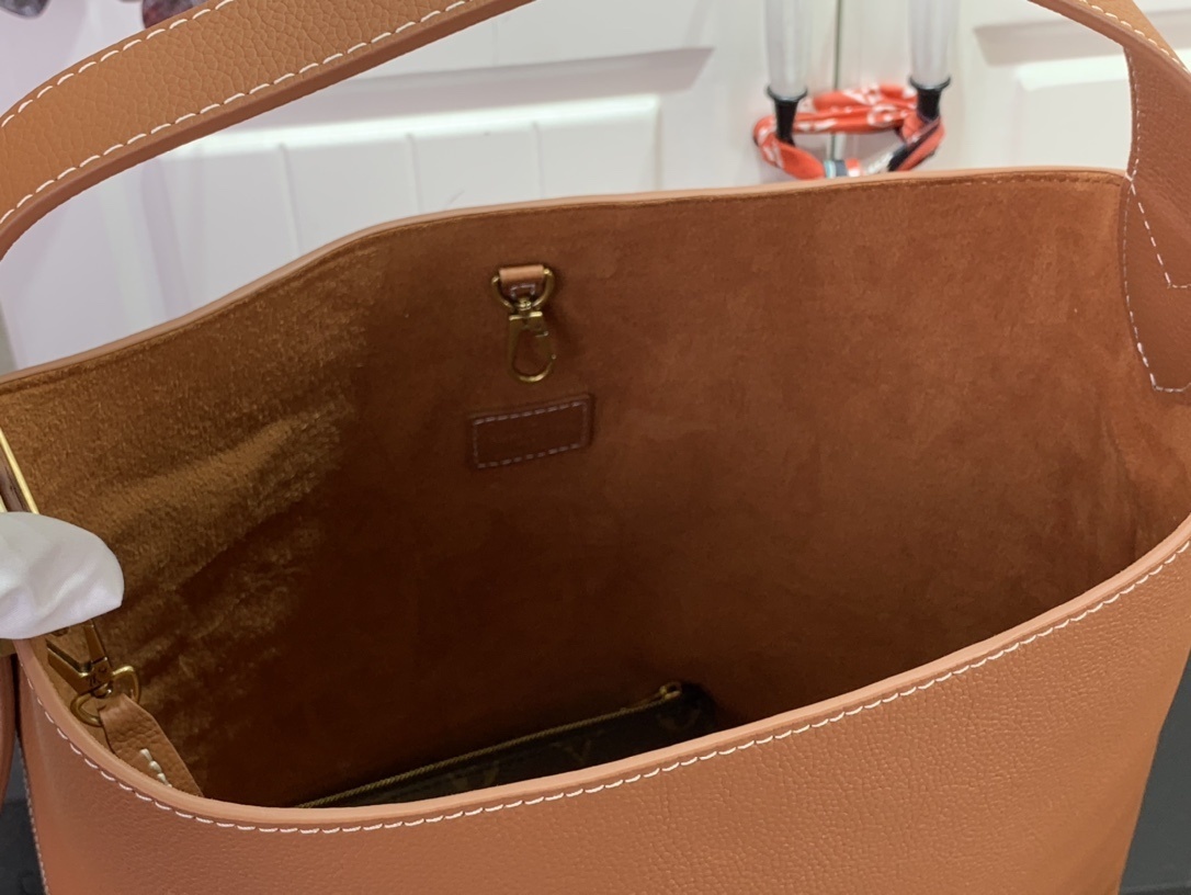 LV Low Key Hobo M24856A