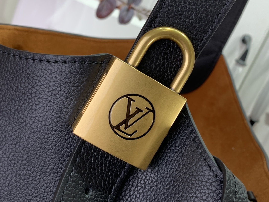 LV Low Key Hobo M24856A