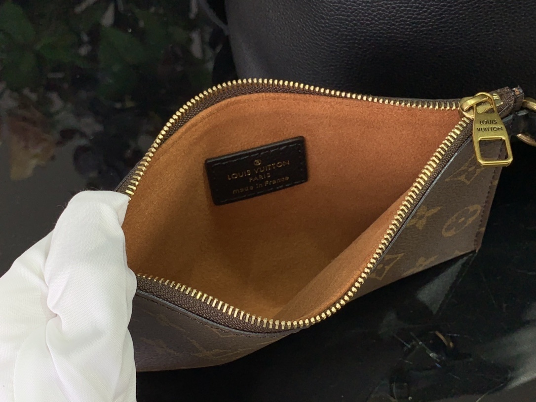 LV Low Key Hobo M24856A