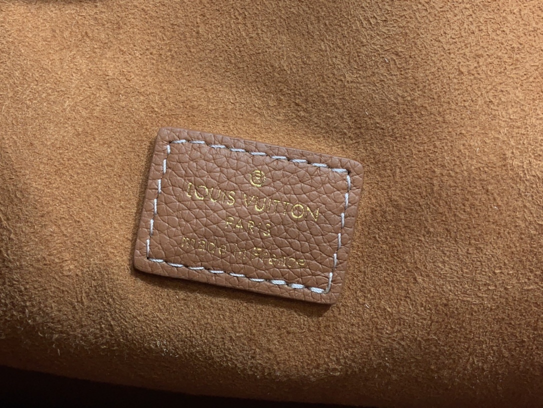 LV Low Key Hobo M24856A