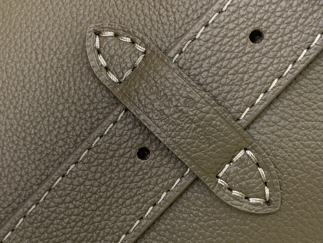 LV Low Key Hobo PM m15205