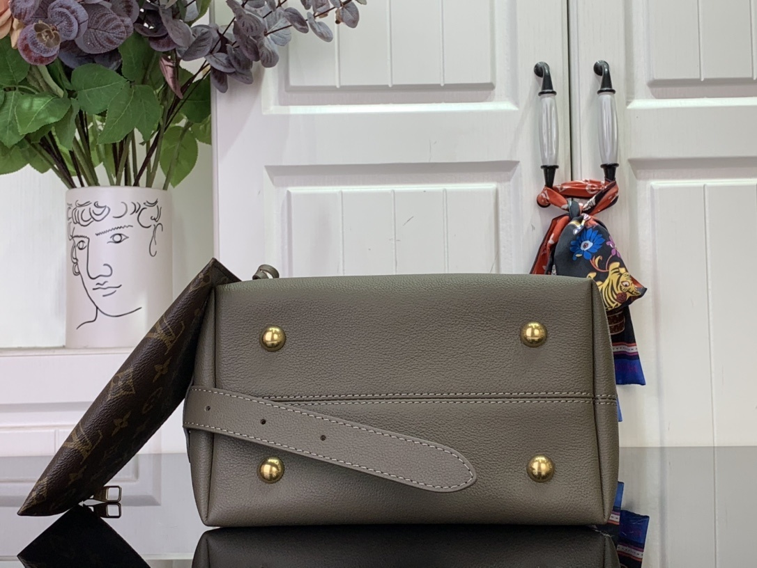 LV Low Key Hobo PM m15205