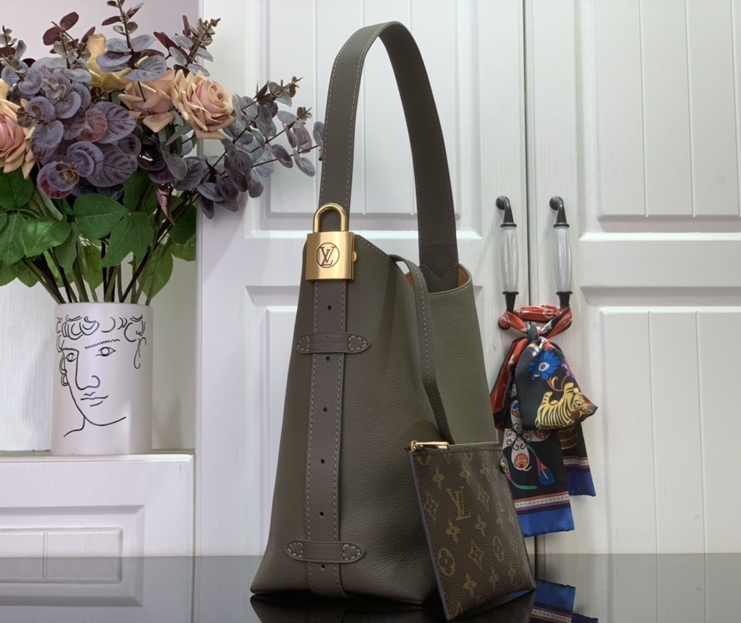 LV Low Key Hobo PM m15205