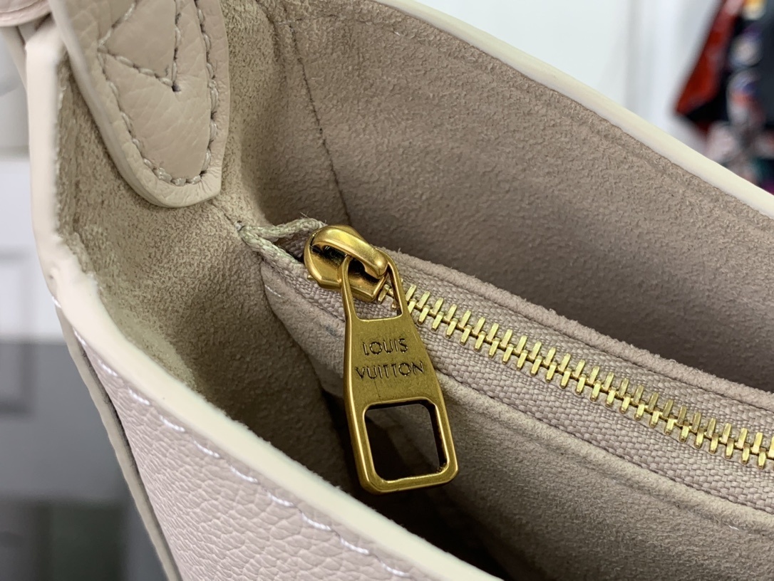 LV Low Key Shoulder  M24990 