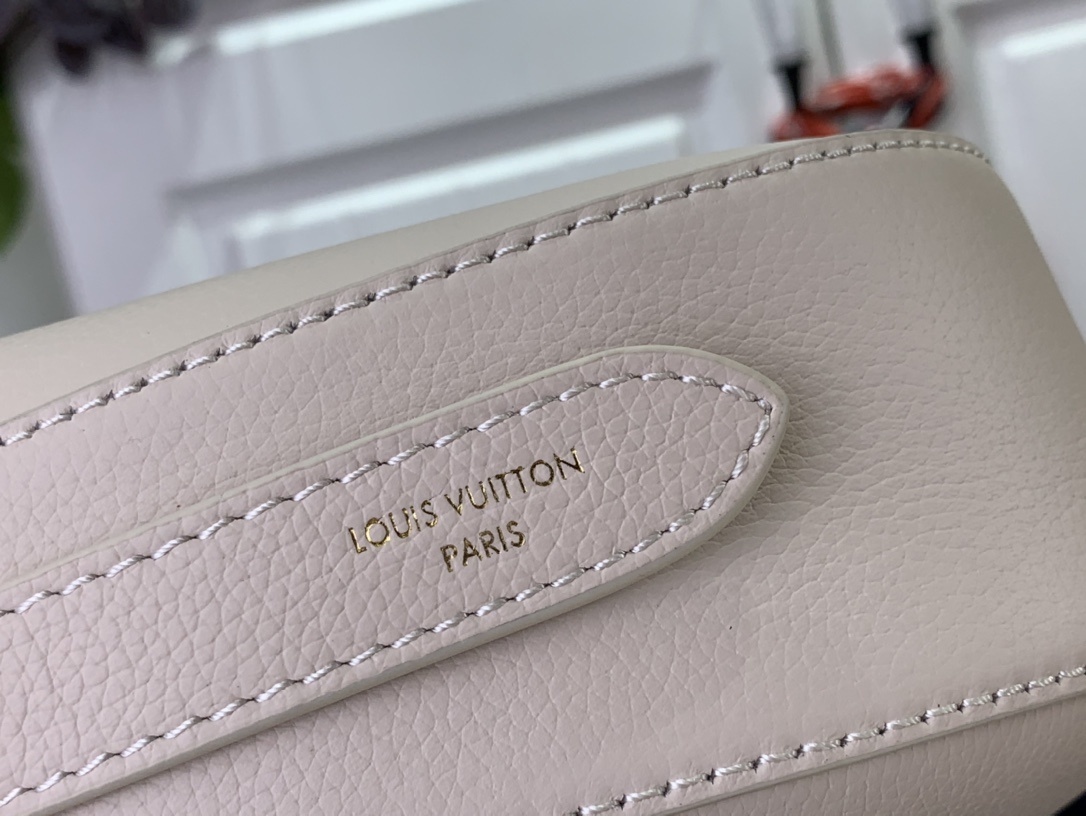 LV Low Key Shoulder  M24990 