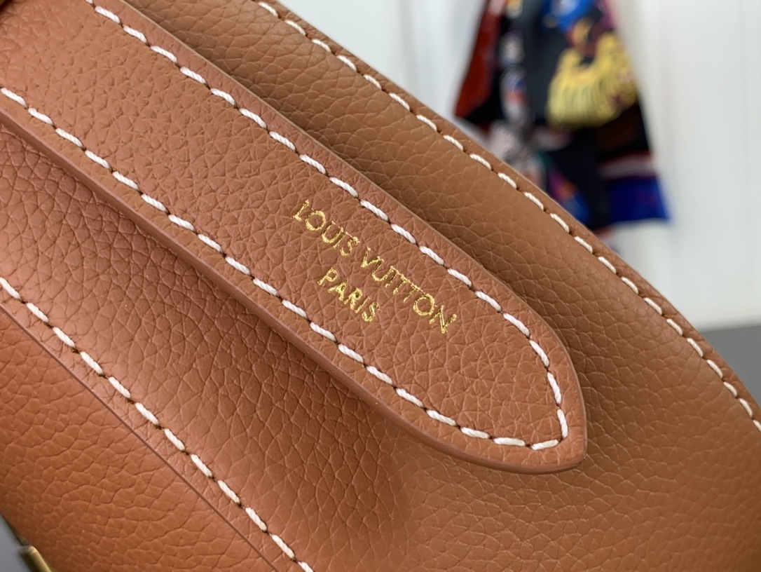 LV Low Key Shoulder  M24990 