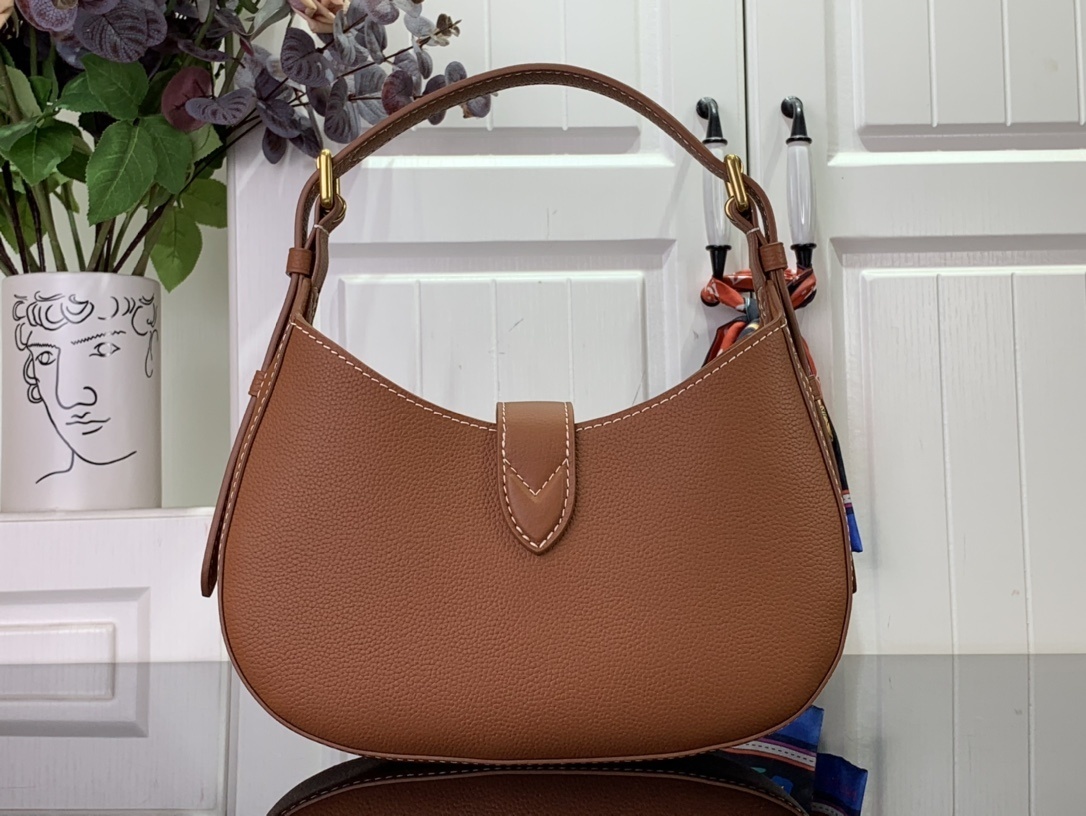 LV Low Key Shoulder  M24990 