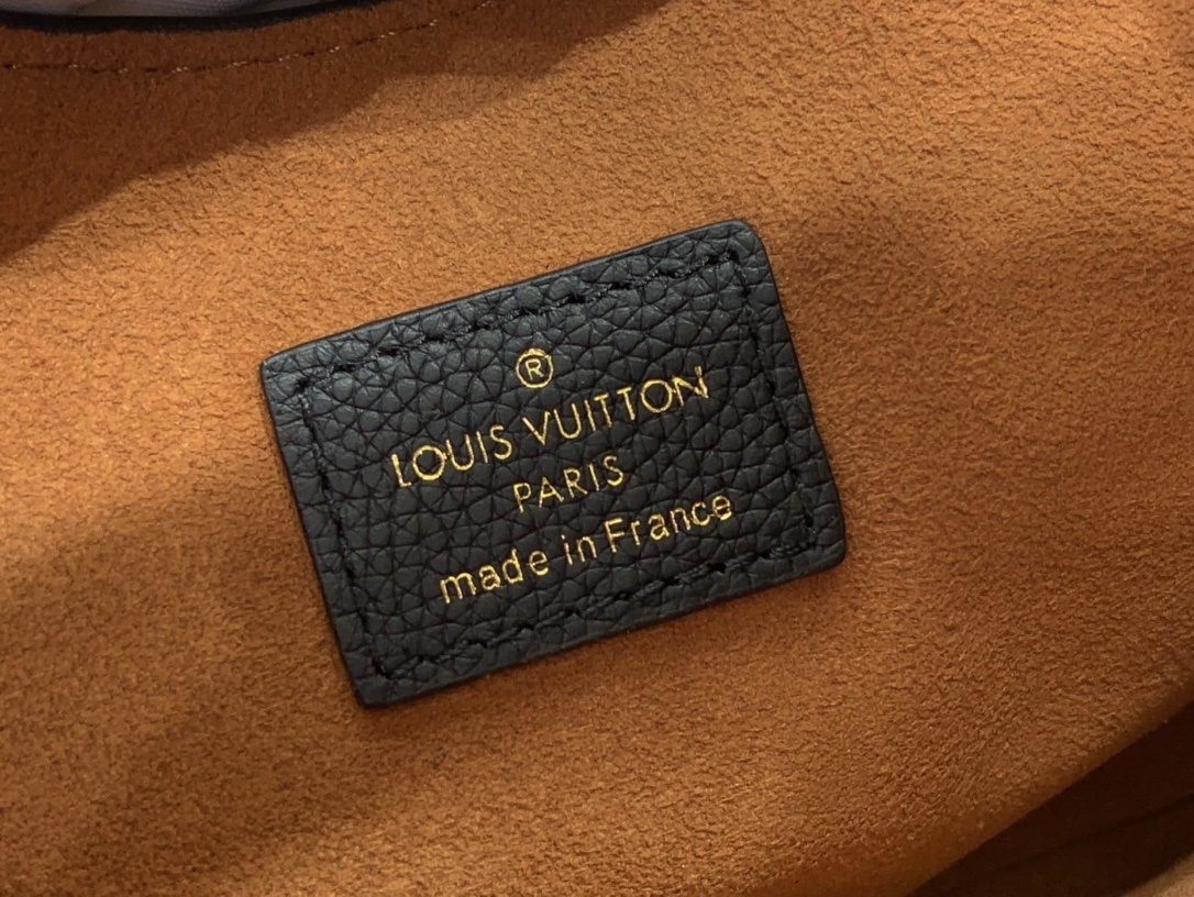 LV Low Key Shoulder  M24990 