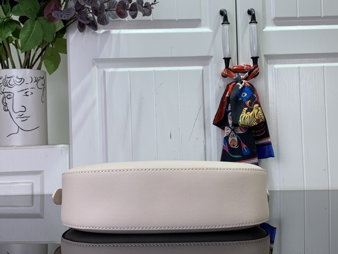 LV Low Key Shoulder  M24990 