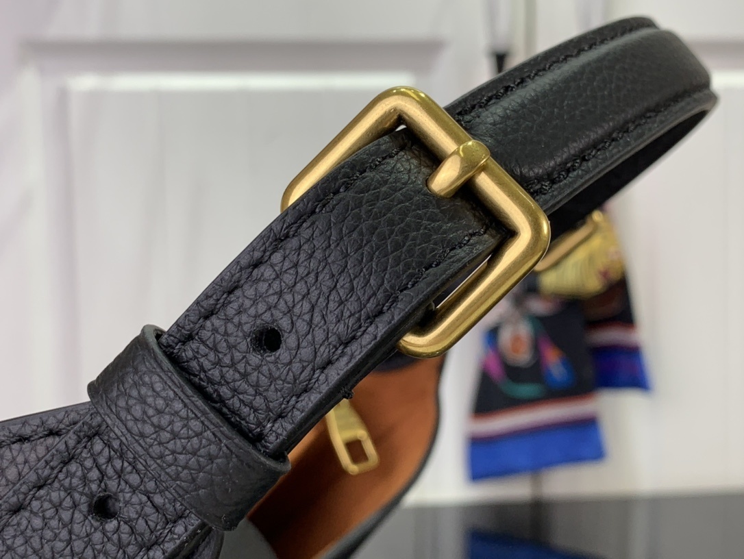 LV Low Key Shoulder  M24990 