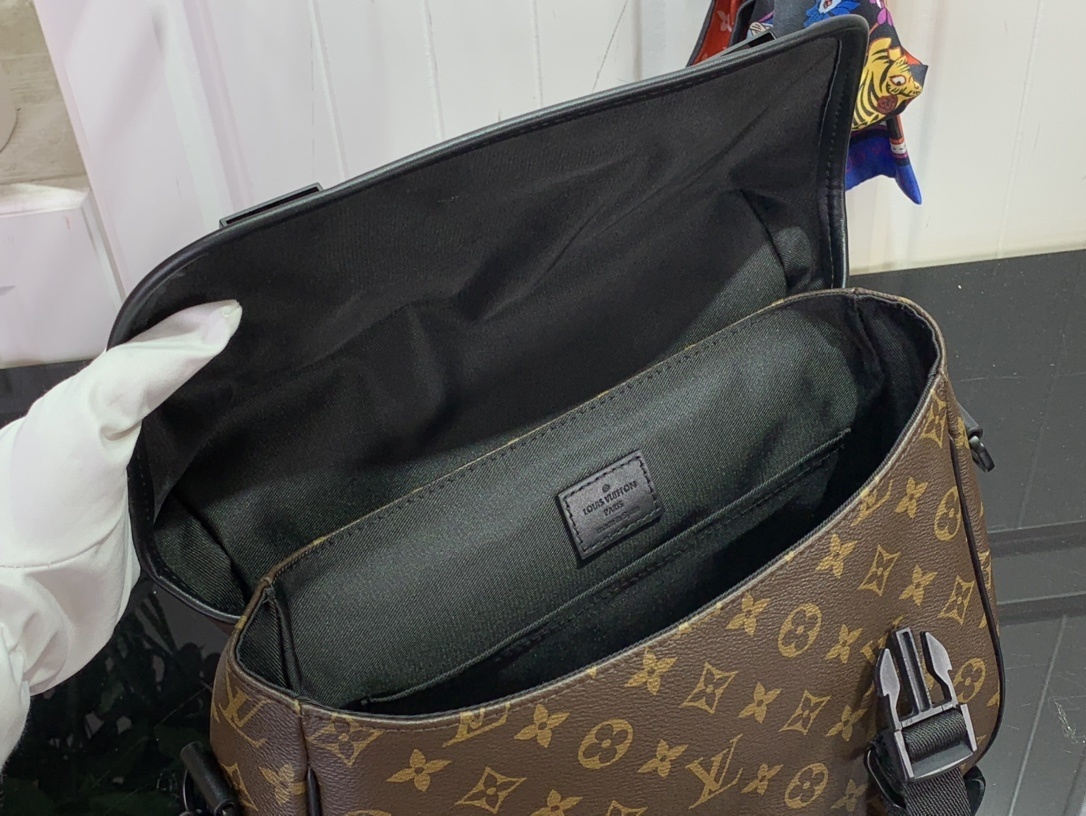 LV LV Trail M46972 