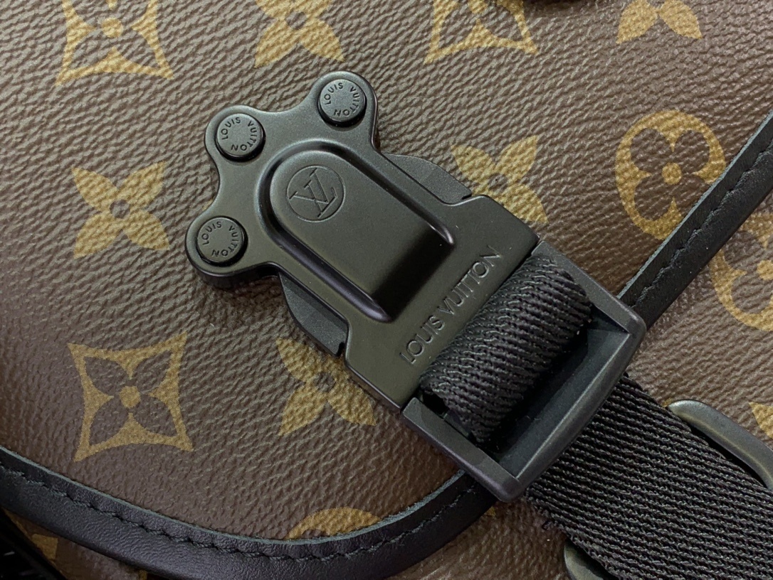LV LV Trail M46972 