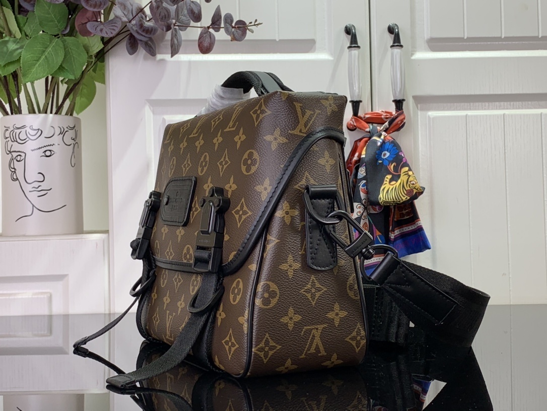 LV LV Trail M46972 