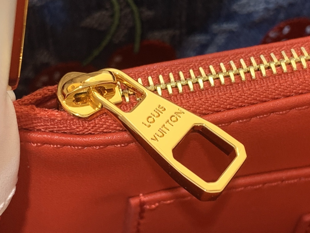 LV LV x TM CAPUCINES m13251