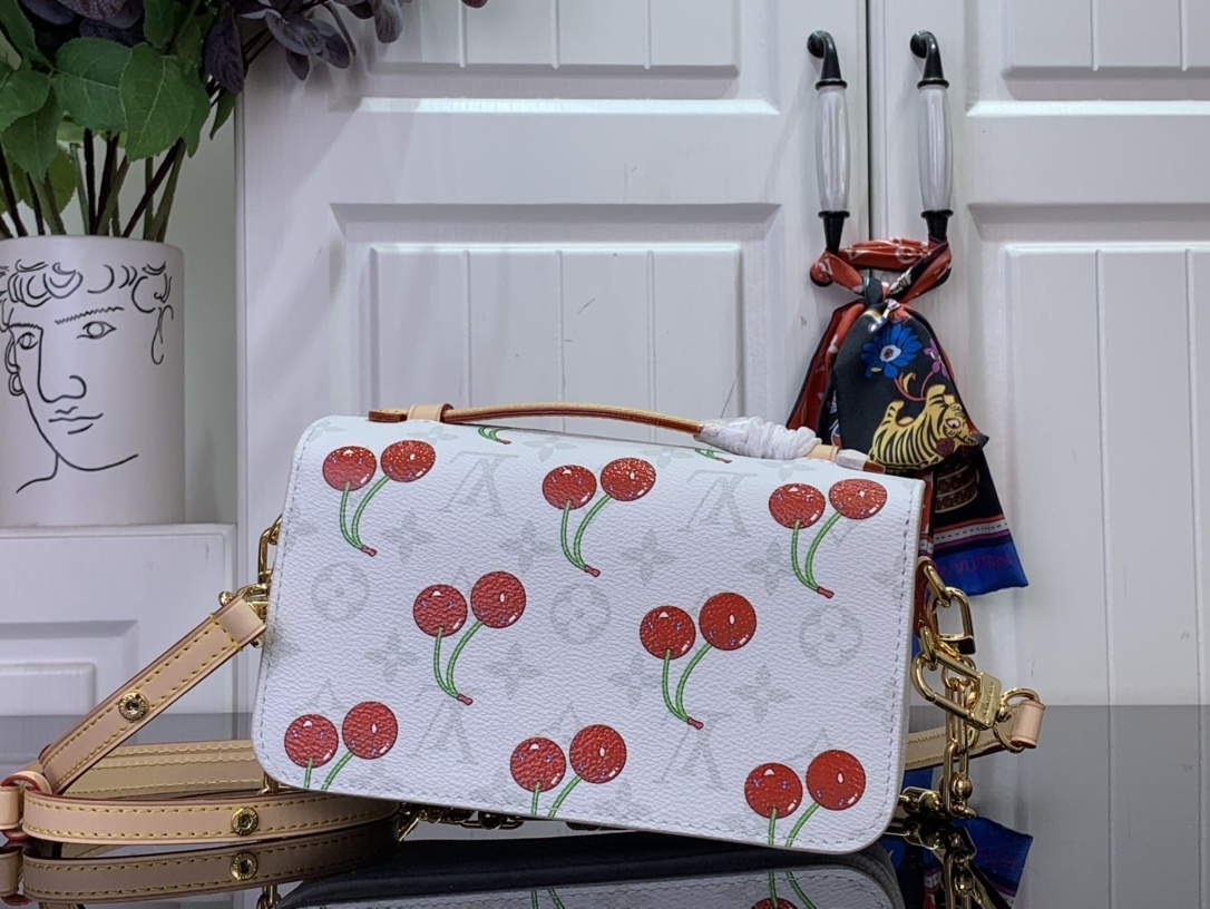 LV LV x TM POCHETTE M??TIS EAST WEST M14231