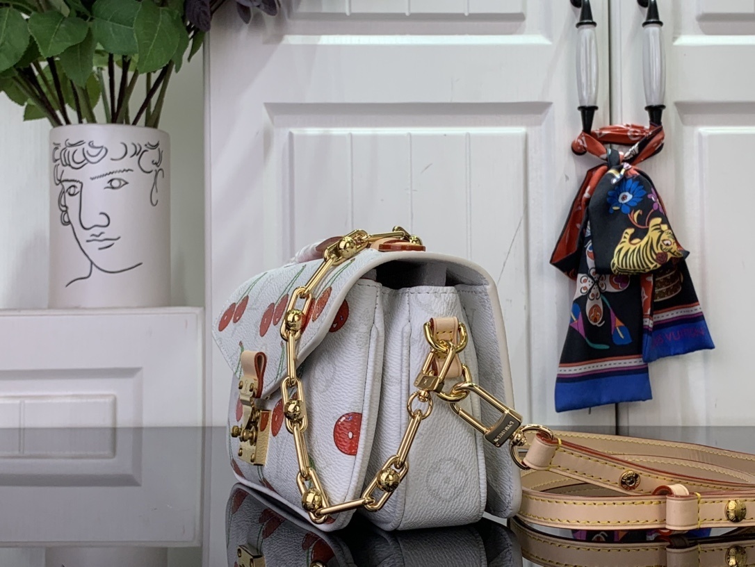 LV LV x TM POCHETTE M??TIS EAST WEST M14231