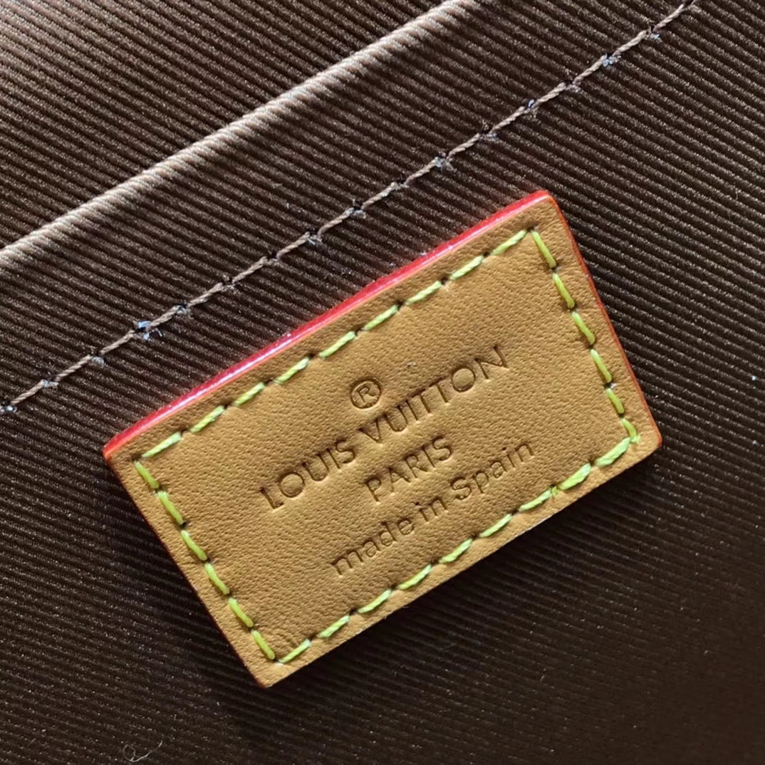 LV MESSENGER BAG M44937XP