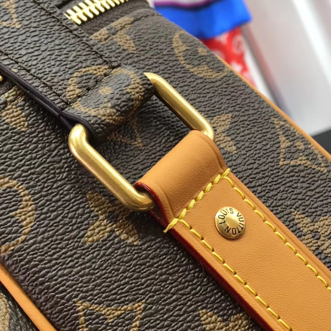 LV MESSENGER BAG M44937XP