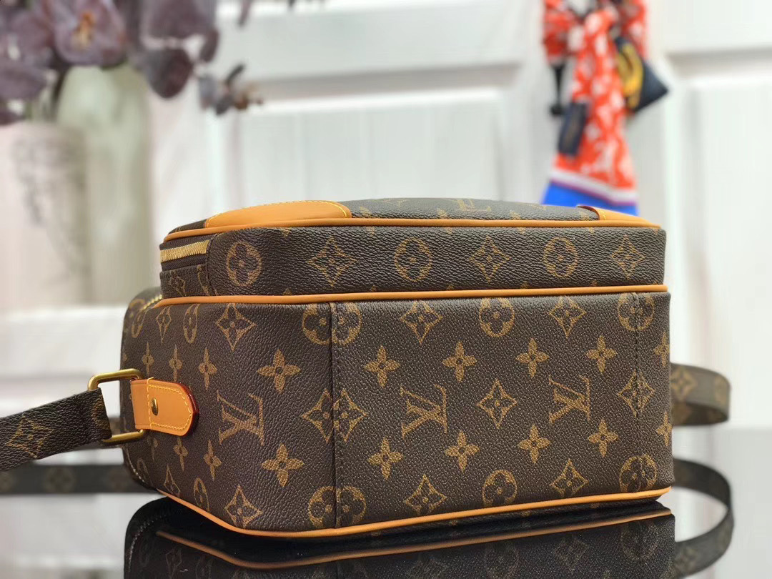 LV MESSENGER BAG M44937XP