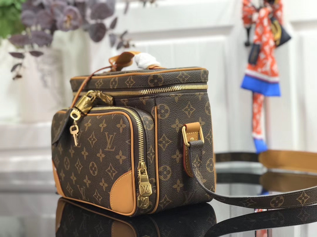 LV MESSENGER BAG M44937XP
