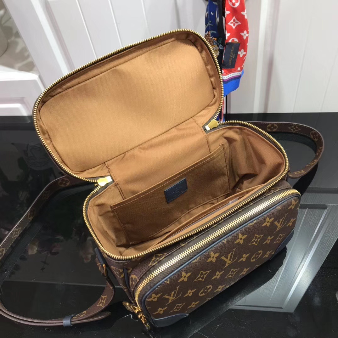 LV MESSENGER BAG M44937XP