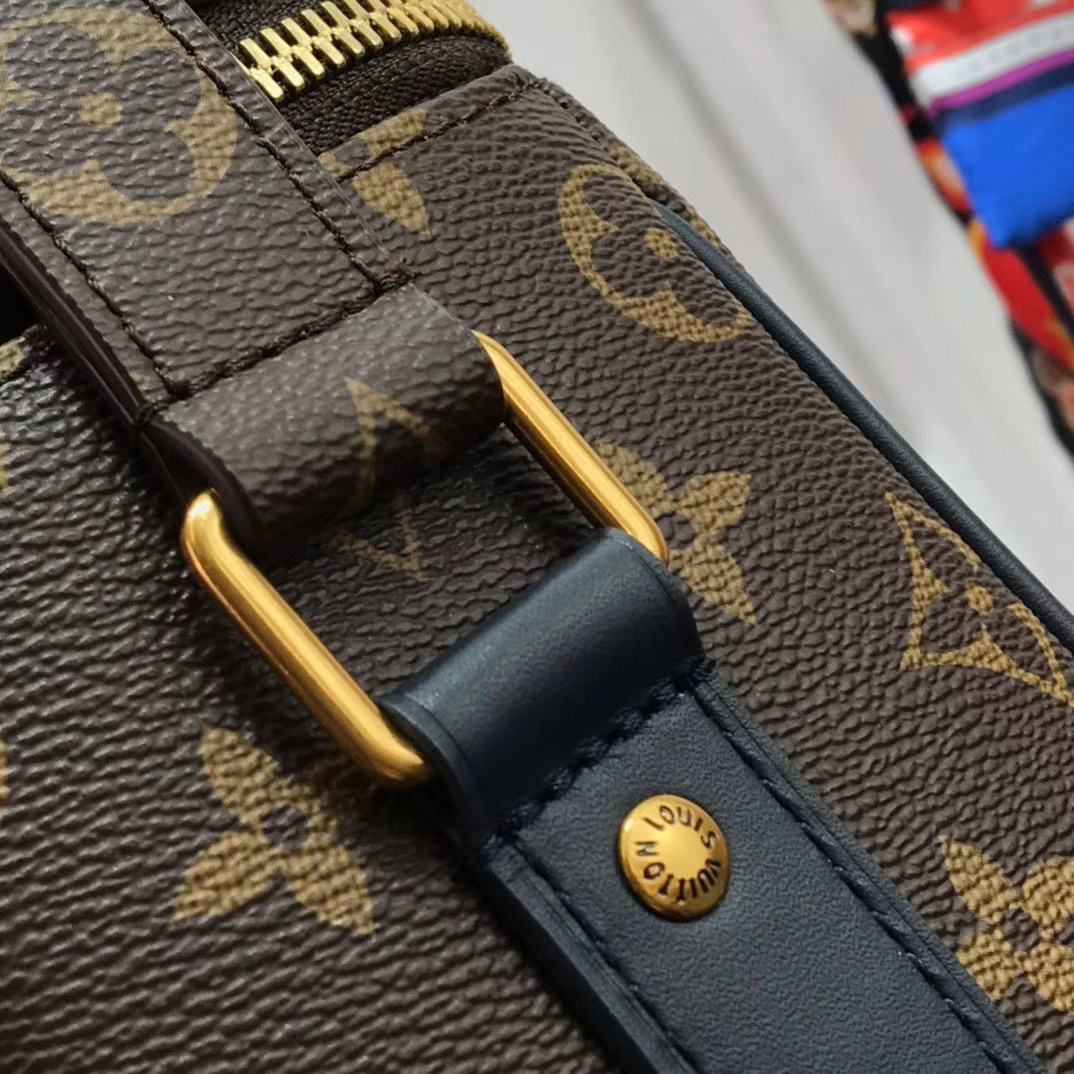 LV MESSENGER BAG M44937XP