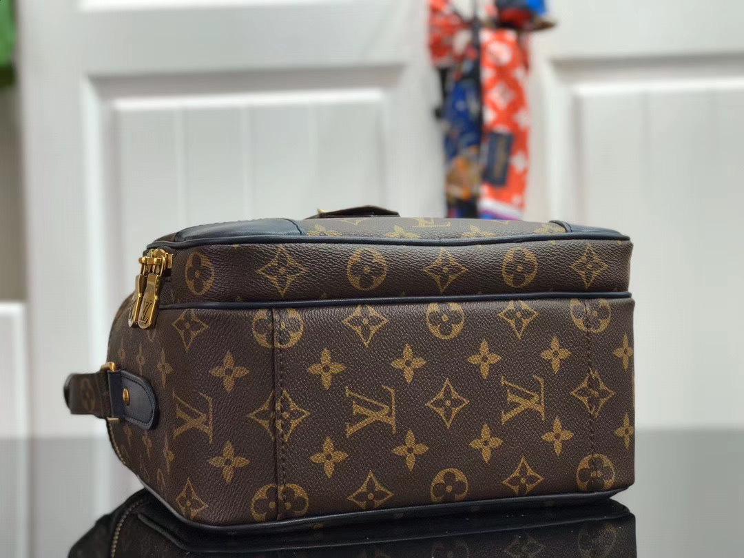 LV MESSENGER BAG M44937XP